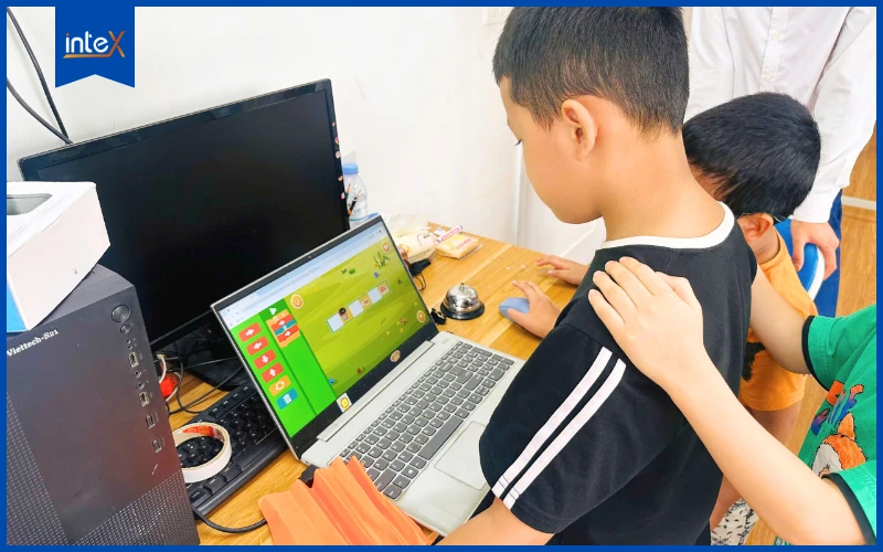 trẻ dùng ứng dụng lập trình tiếng Việt để tạo game đơn giản