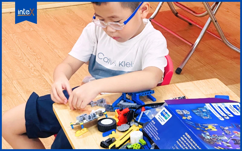 So sánh Robot Giáo Dục Và Bộ Kit STEM