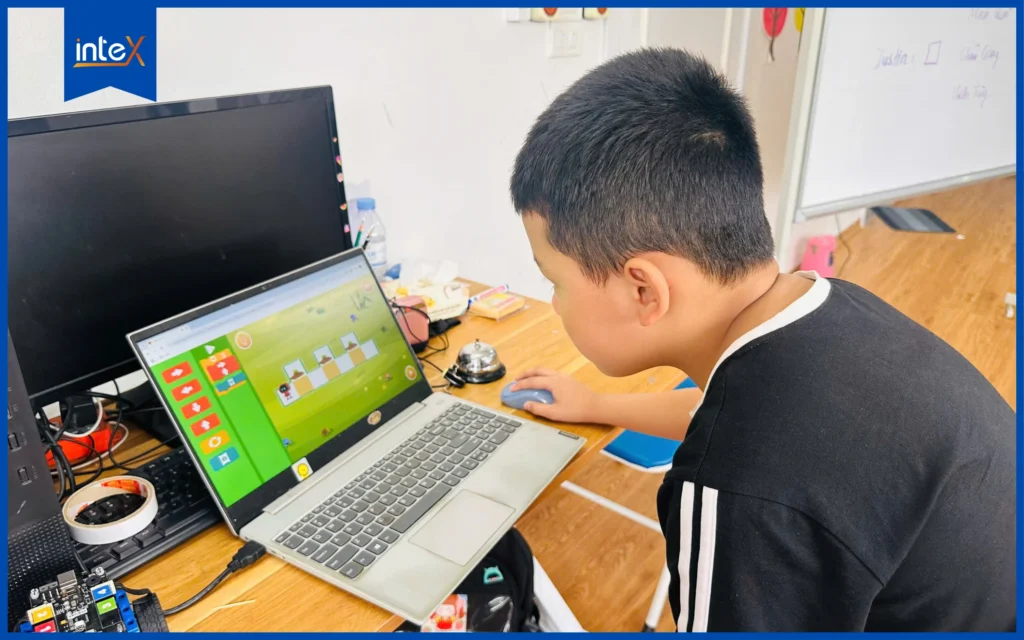 Trẻ mầm non học lập trình Robotics tại inteX
