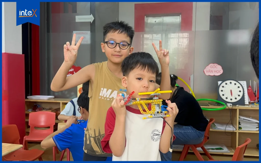 Trẻ tự tay lắp ráp máy bay trong lớp học Robotics