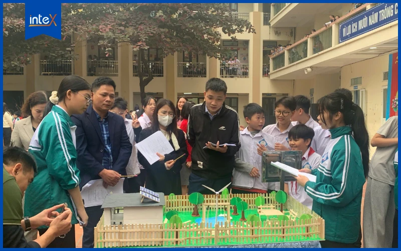 Ban giám khảo chấm điểm bài thi