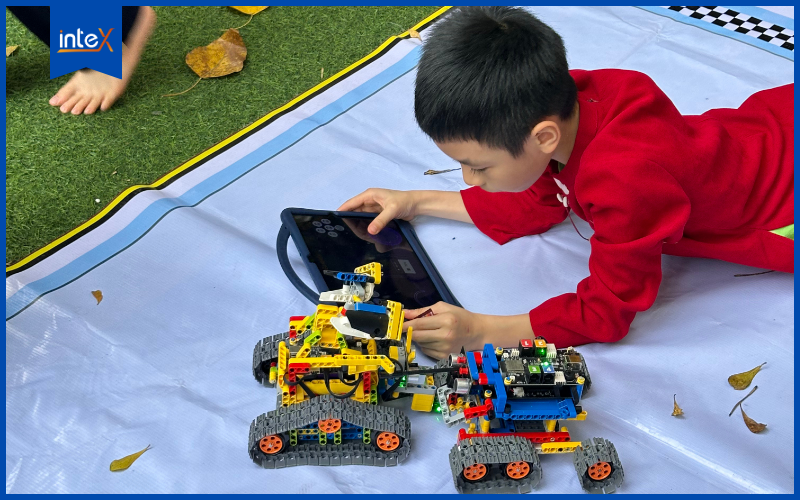 Bé luyện tập điều khiển robot