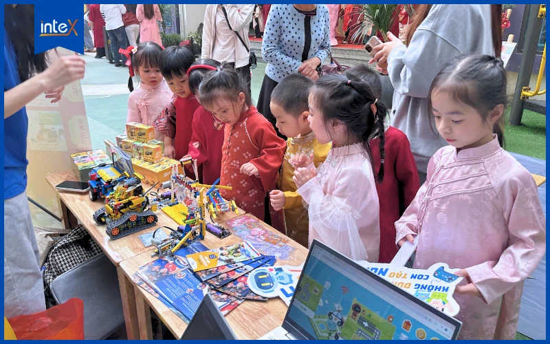 Các bạn nhỏ thích thú với mô hình robot tại inteX