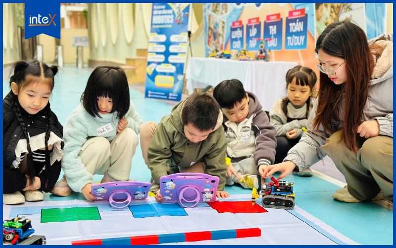 Các đội tranh tài với trạm thi đấu