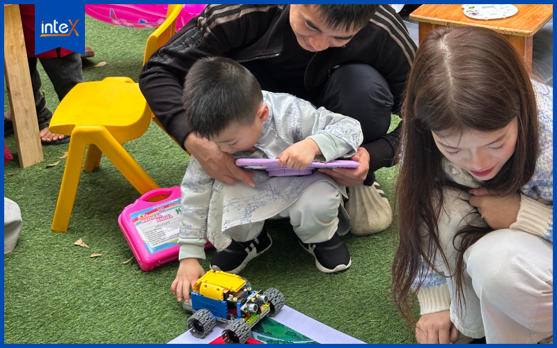 Phu huynh và bé cùng tham gia thử thách robot