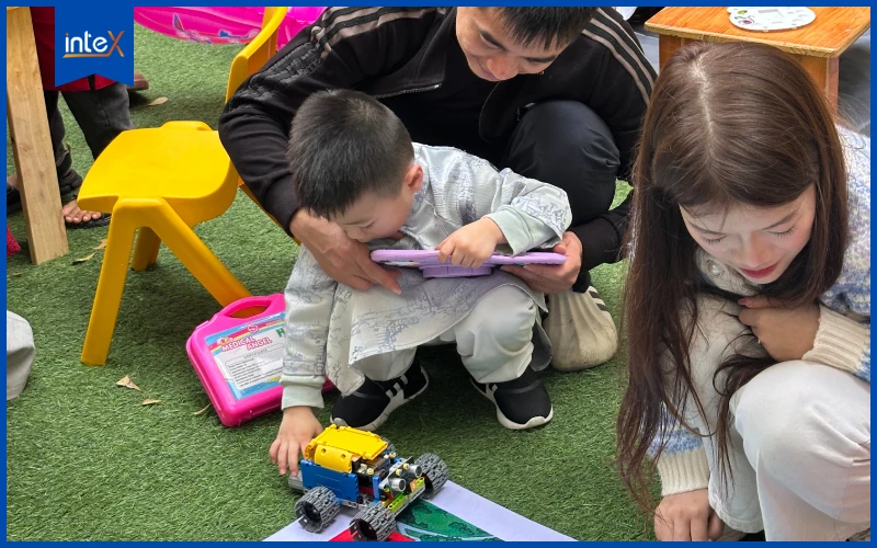 Phu huynh và bé cùng tham gia thử thách robot