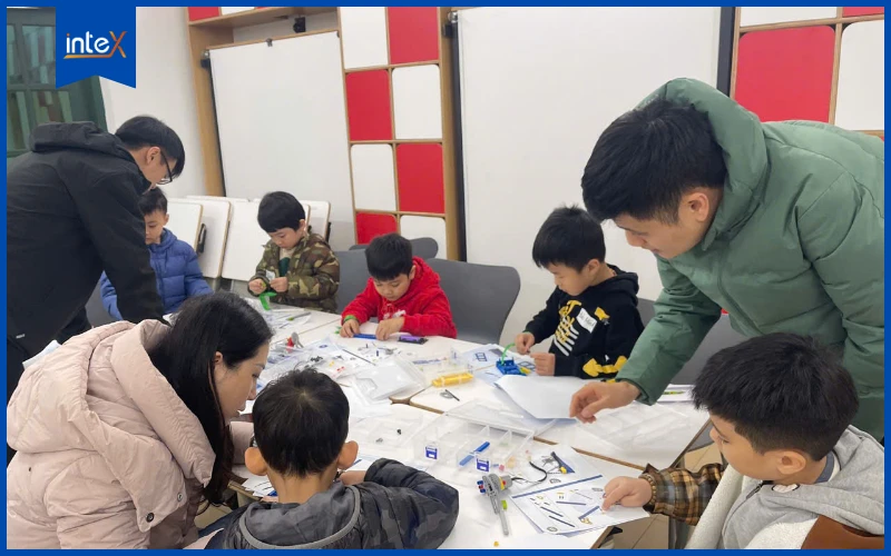 Trẻ hoạt động nhóm trong trạm lắp ráp