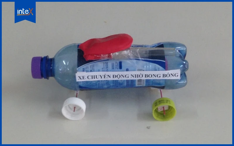 Xe phản lực chạy bằng bóng bay