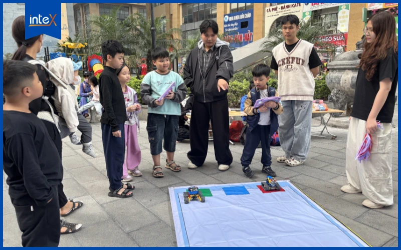 Các bạn nhỏ hào hứng khi điều khiển robot