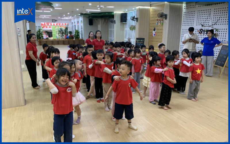 Các bạn nhỏ tham gia trải nghiệm theo từng đợt