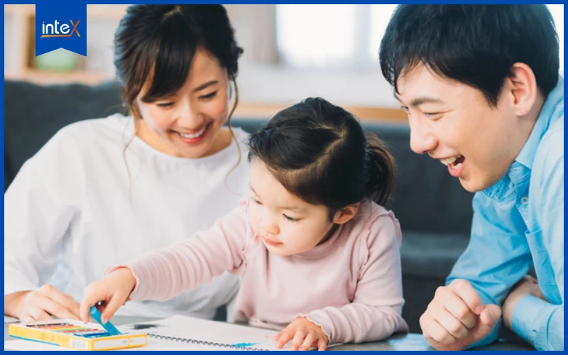 Cha mẹ luôn đồng hành cùng trẻ trong quá trình rèn luyện các kĩ năng