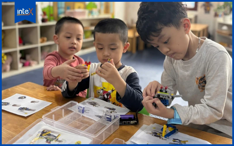 Lần đầu lắp ráp robot của bé