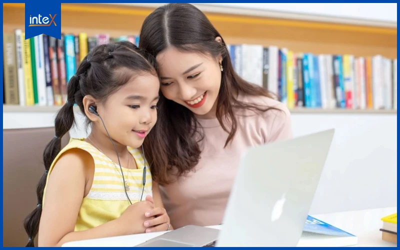 Phụ huynh đồng hành cùng trẻ trong quá trình học lập trình online