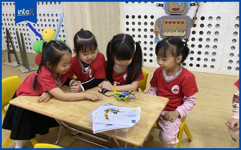 Trẻ hào hứng lắp ráp robot