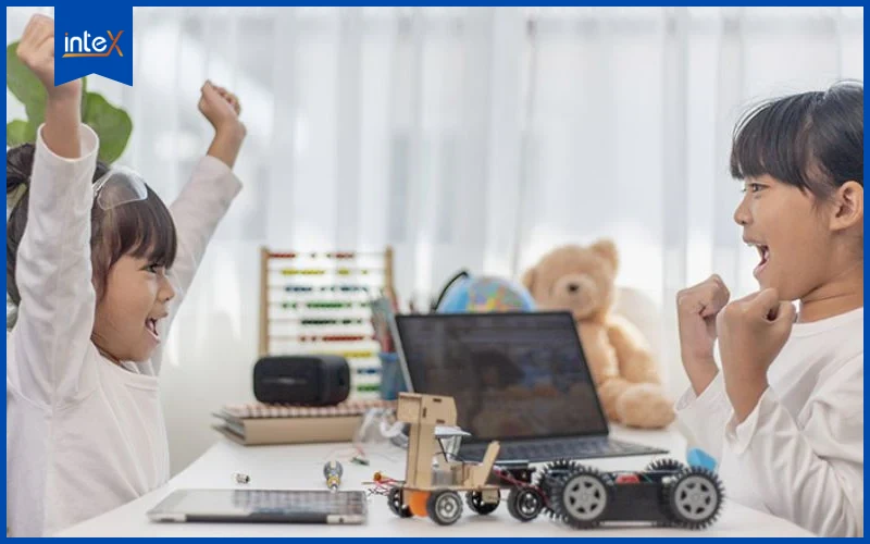 Trẻ học tin học kết hợp với STEM