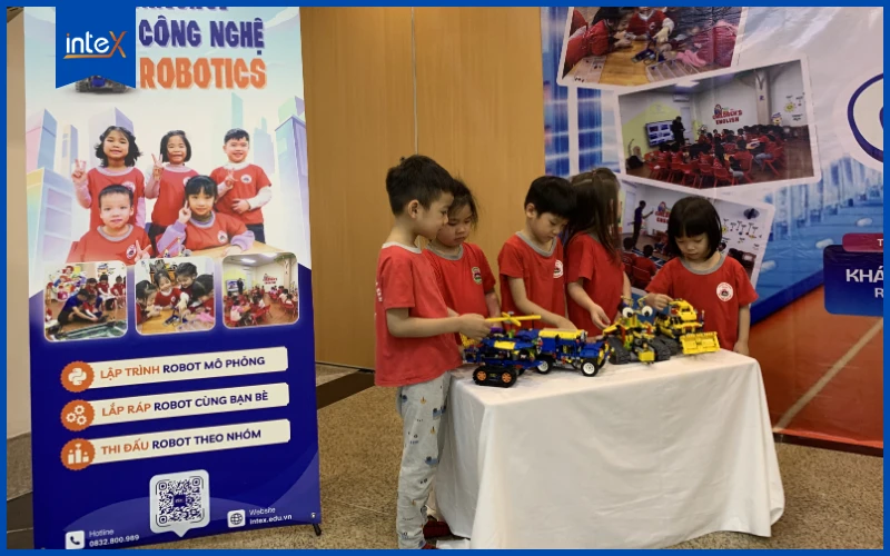 Trẻ khám phá robot