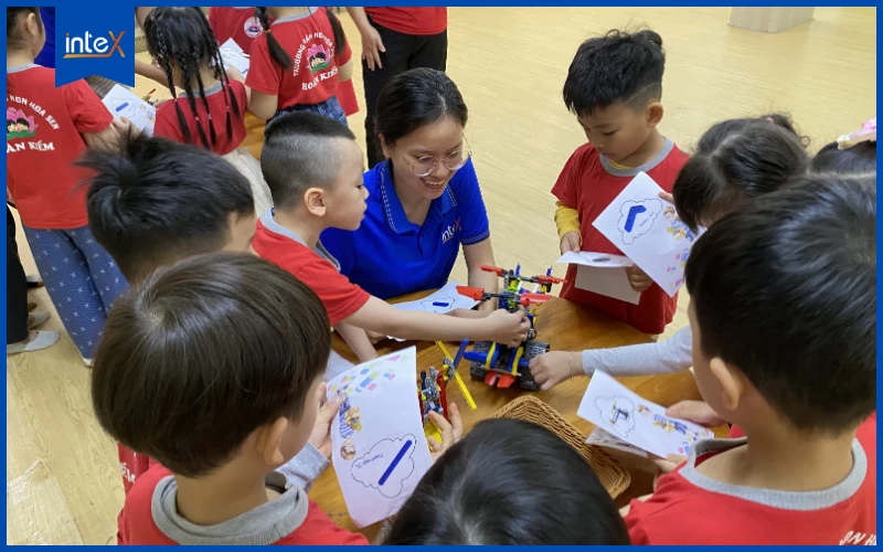 Trẻ thử thách tìm kiếm linh kiện robot