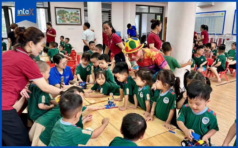 Trẻ hào hứng tham gia trải nghiệm