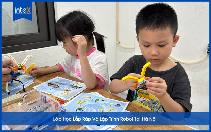 trẻ tập trung lắp ráp mô hình robot
