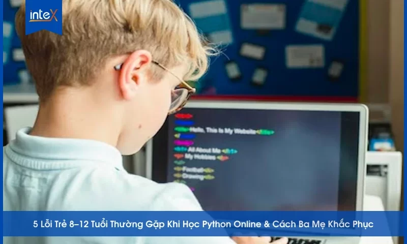Trẻ em 8–12 tuổi học lập trình Python online trên máy tính, phụ huynh đồng hành hỗ trợ.