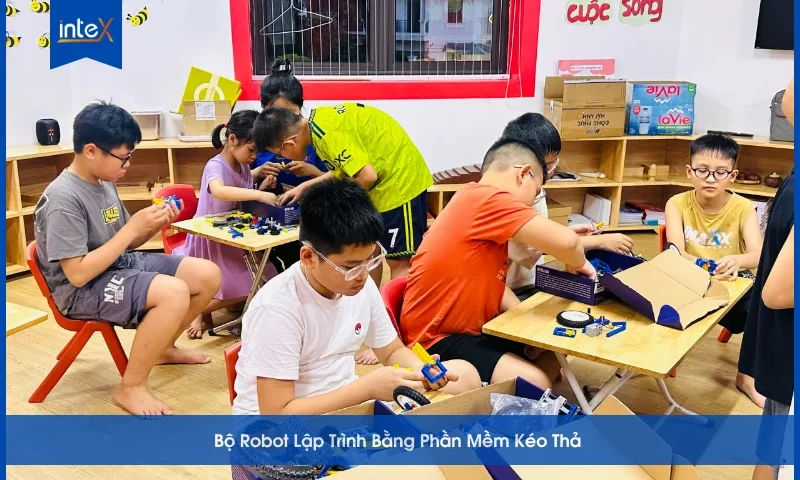 Trẻ em học lập trình robot bằng phần mềm kéo thả tại Intex trong giờ học STEM.