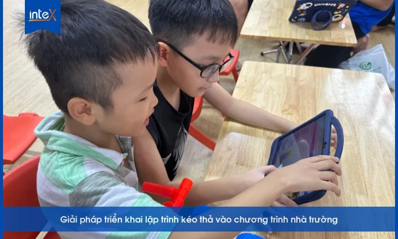 Học sinh tiểu học trải nghiệm lập trình kéo thả trên máy tính bảng trong chương trình STEM tại trường học