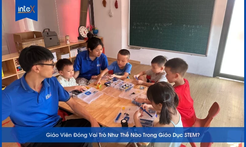 Giáo viên hướng dẫn học sinh thực hành dự án STEM trong lớp học, khuyến khích sự hợp tác và sáng tạo của trẻ