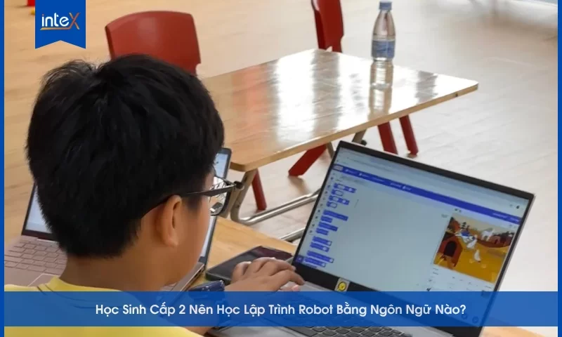 Học sinh cấp 2 học lập trình robot bằng máy tính trong lớp học