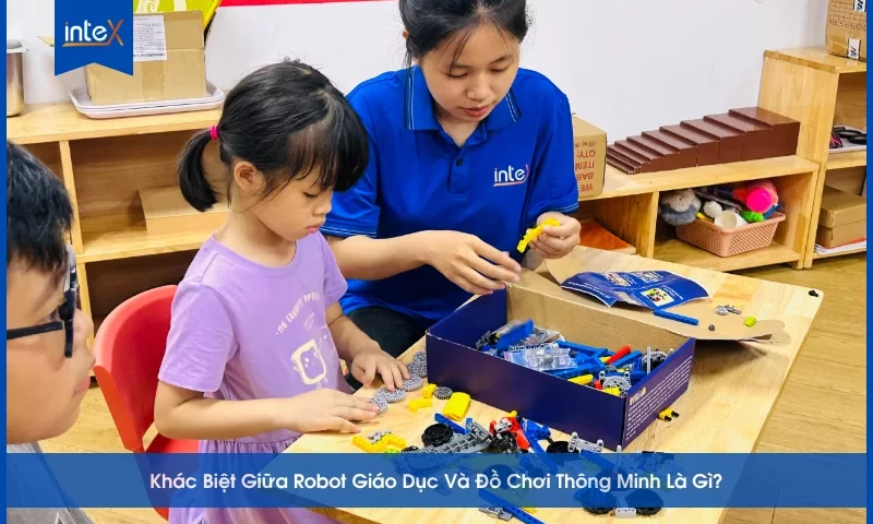 Học sinh thực hành robot giáo dục trong lớp học STEM