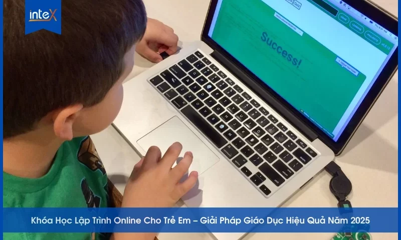 Trẻ em học lập trình online trên laptop