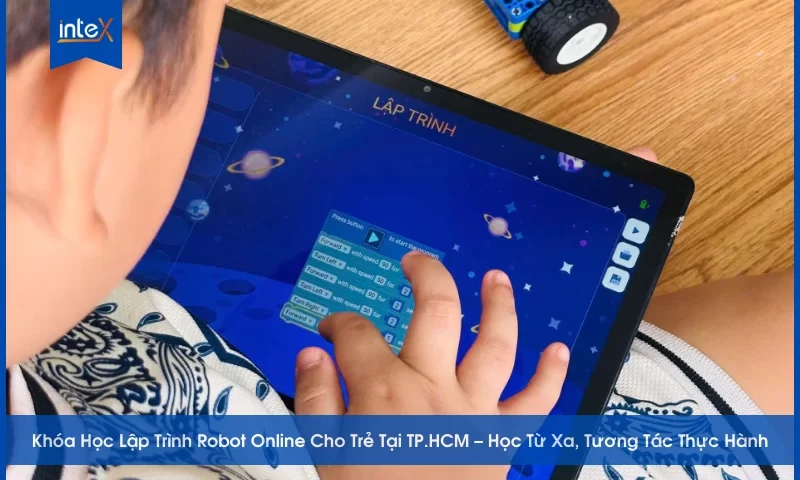Trẻ em học lập trình robot online qua máy tính bảng với bộ kit robot thực hành tại nhà