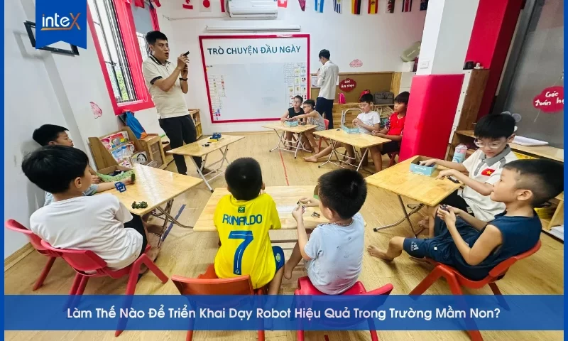 Trẻ mầm non học lập trình robot cùng giáo viên trong lớp học của Intex
