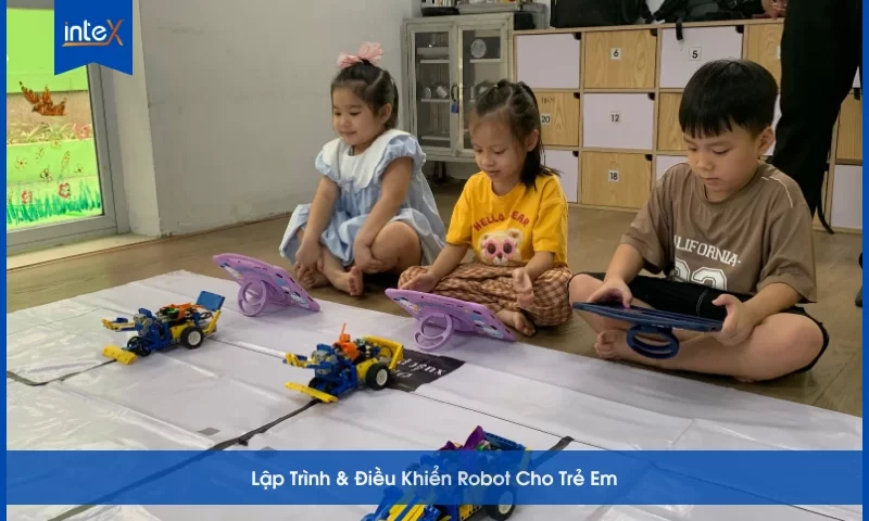 Trẻ em học lập trình và điều khiển robot trong lớp học STEM