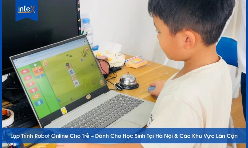Học sinh tiểu học tham gia khóa học lập trình robot online trên máy tính tại Hà Nội