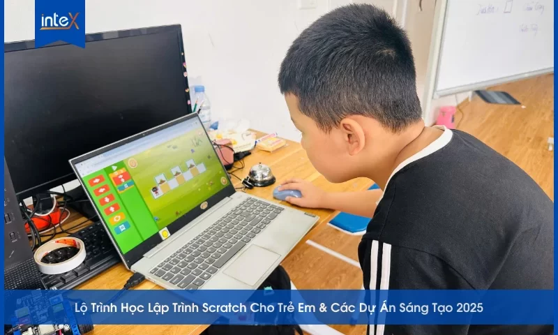 Trẻ em học lập trình Scratch trên máy tính với dự án sáng tạo