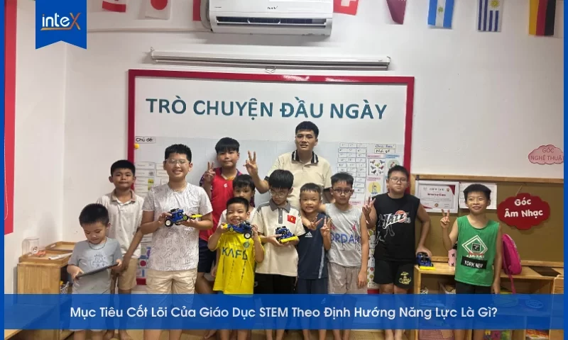Học sinh tham gia lớp học STEM, cùng nhau chụp ảnh tập thể trong không khí vui tươi