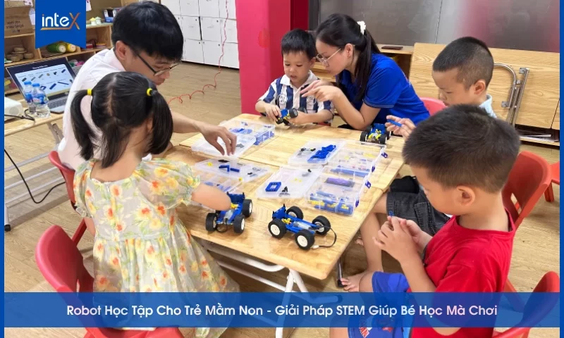 Trẻ mầm non cùng nhau lắp ráp và học STEM qua robot học tập trong lớp học.