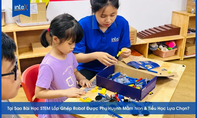 Cô Giáo hướng dẫn trẻ em lắp ghép robot trong lớp học STEM.