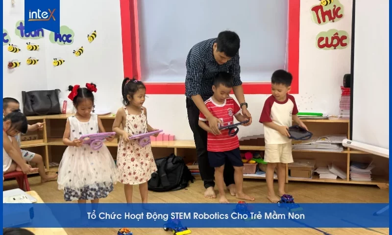 Giáo viên tổ chức hoạt động STEM Robotics cho trẻ mầm non trong lớp học