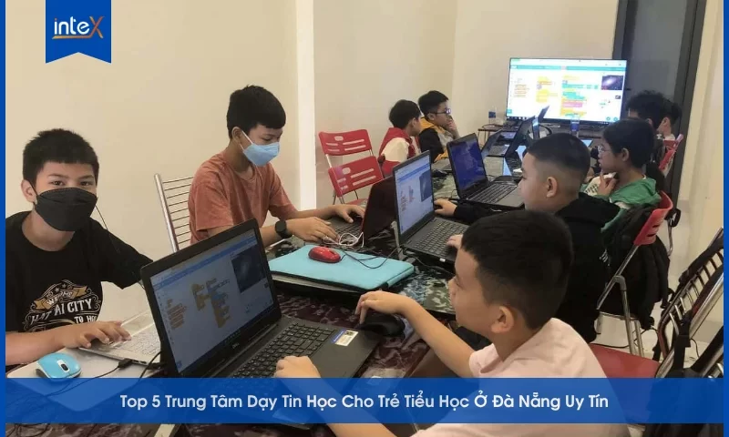 Học sinh tiểu học ở Đà Nẵng đang học tin học và lập trình trong lớp tại trung tâm đào tạo công nghệ