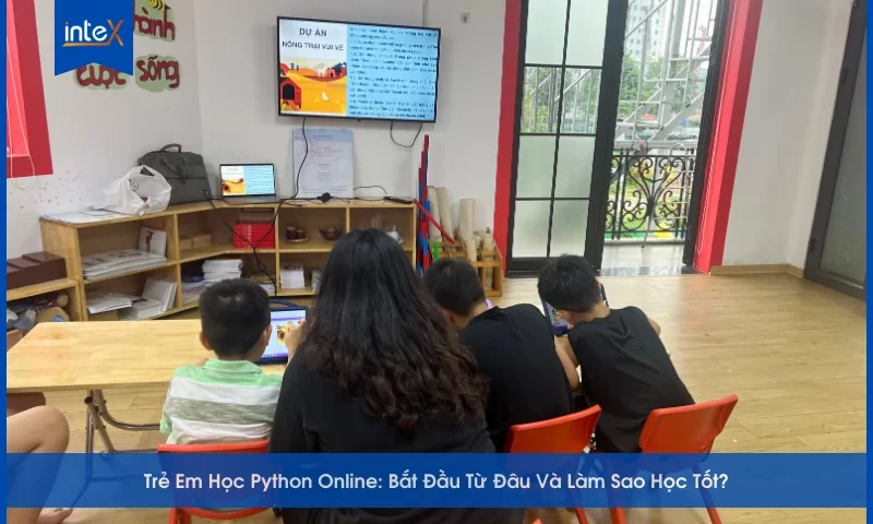 Hình ảnh trẻ em học Python online trong lớp STEM, bắt đầu làm quen với lập trình cơ bản.