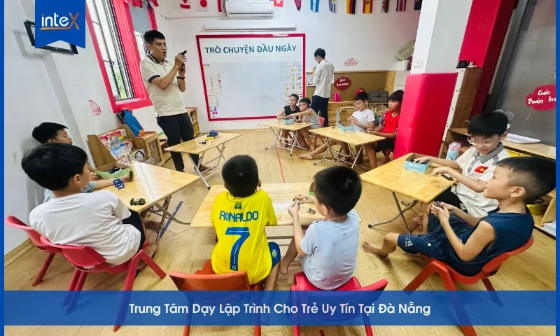 Các bạn nhỏ tham gia lớp học lập trình và lắp ráp robot tại trung tâm