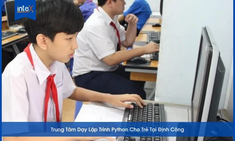 Học sinh tham gia lớp học lập trình Python cho trẻ tại trung tâm ở Định Công