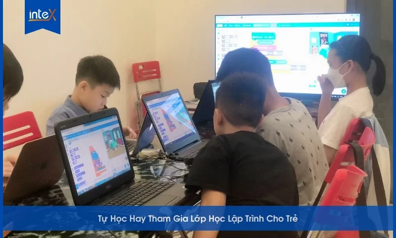 Trẻ em học lập trình trực tiếp với giáo viên trong lớp, rèn tư duy và kỹ năng công nghệ