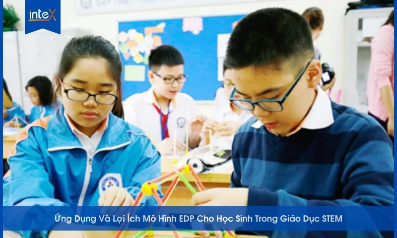 Hai học sinh cùng nhau thảo luận và làm thí nghiệm trên bàn học