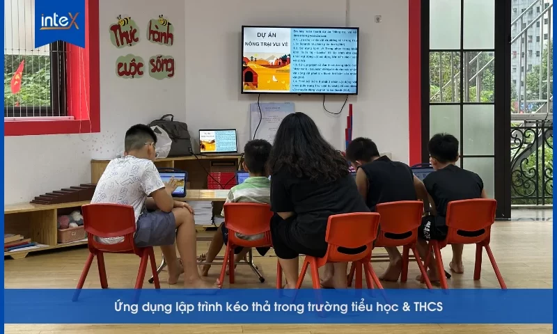 Học sinh tiểu học và THCS tham gia tiết học ứng dụng lập trình kéo thả trong lớp học