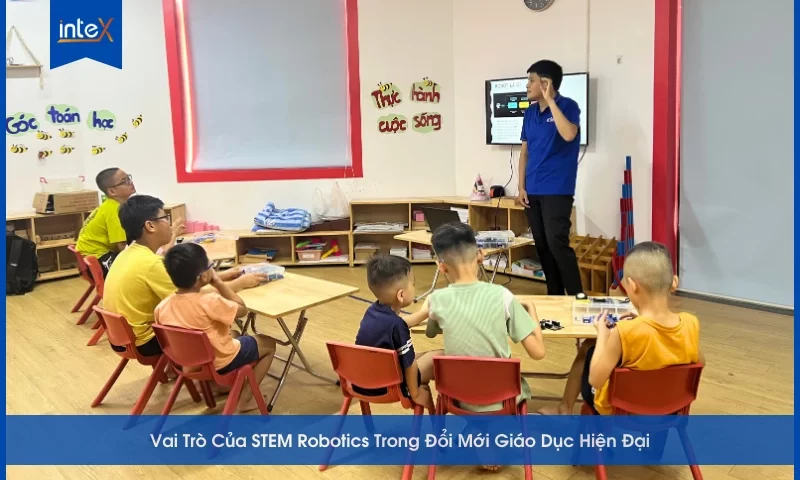 Học sinh học lập trình robot trong lớp STEM Robotics