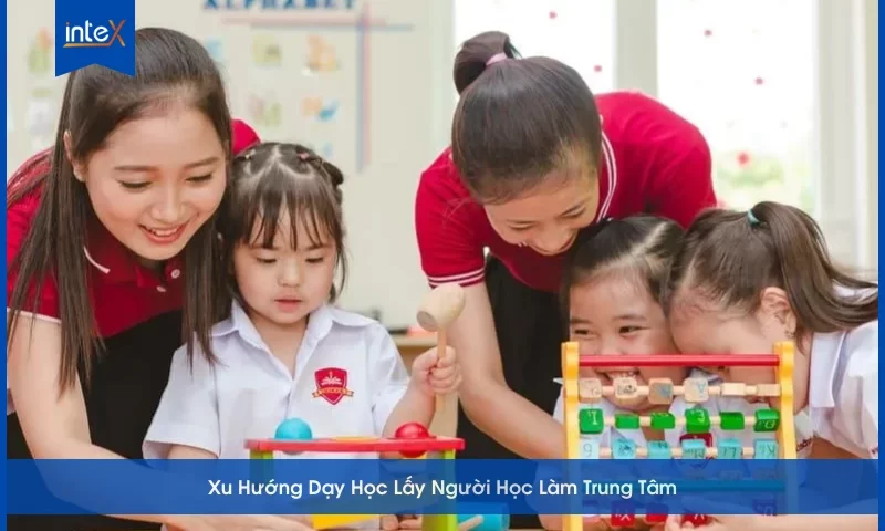 Giáo viên hướng dẫn học sinh tham gia hoạt động học tập nhóm theo phương pháp lấy người học làm trung tâm.