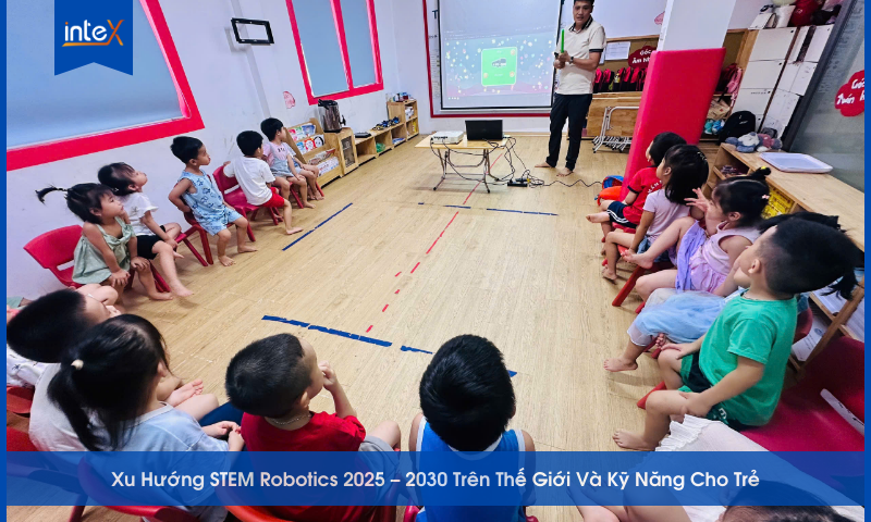 Trẻ em học STEM Robotics, lập trình và lắp ráp robot trong lớp học công nghệ inteX
