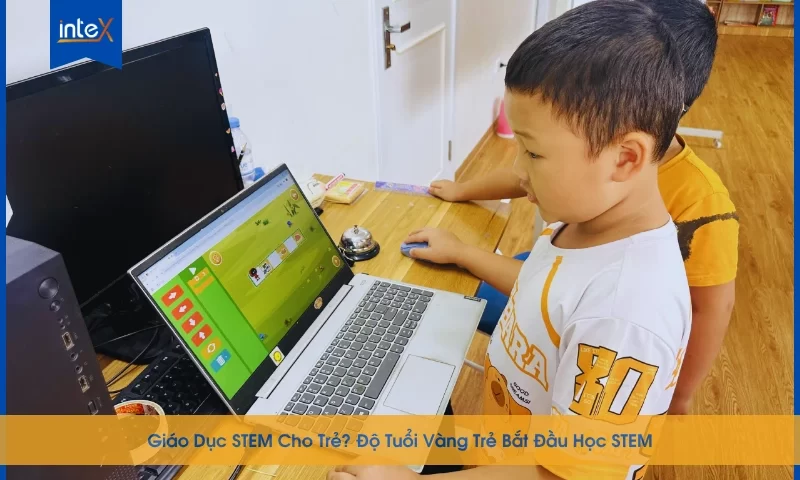 Trẻ em học lập trình và lắp ráp robot trong lớp học STEM